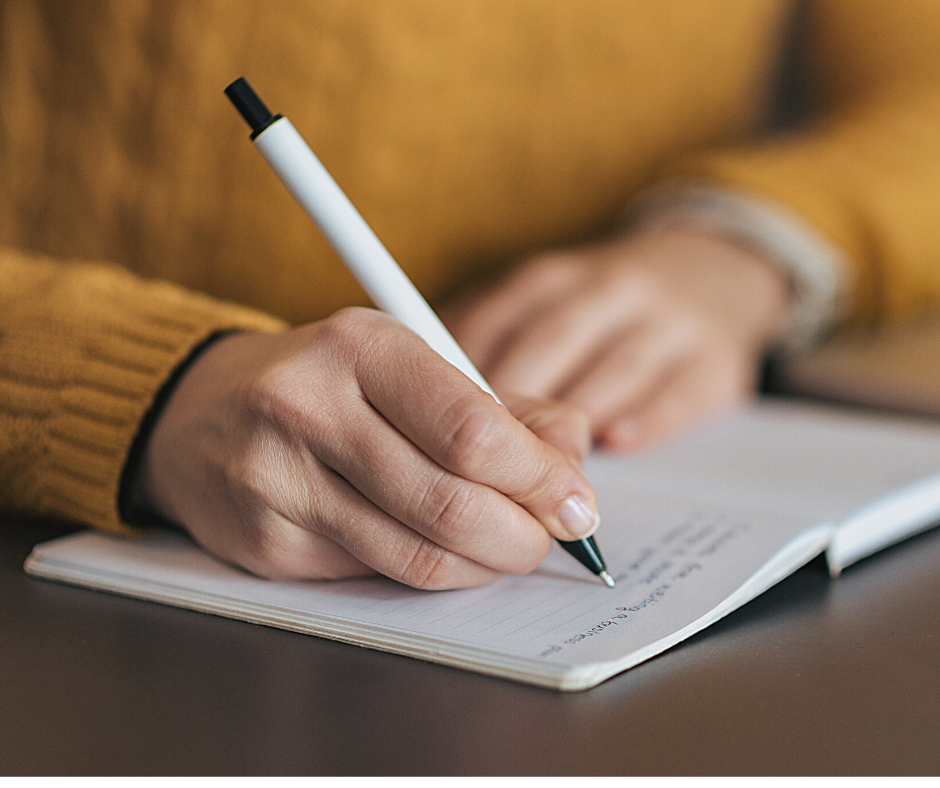 Scrivere bene è una porta d’accesso spesso sottovalutata e allenare la scrittura è uno scioglilingua per la mente. La scrittura, erroneamente tralasciata nei colloqui di lavoro, è un trampolino dal quale ci possiamo buttare tutti: la differenza è fatta dall’atterraggio.